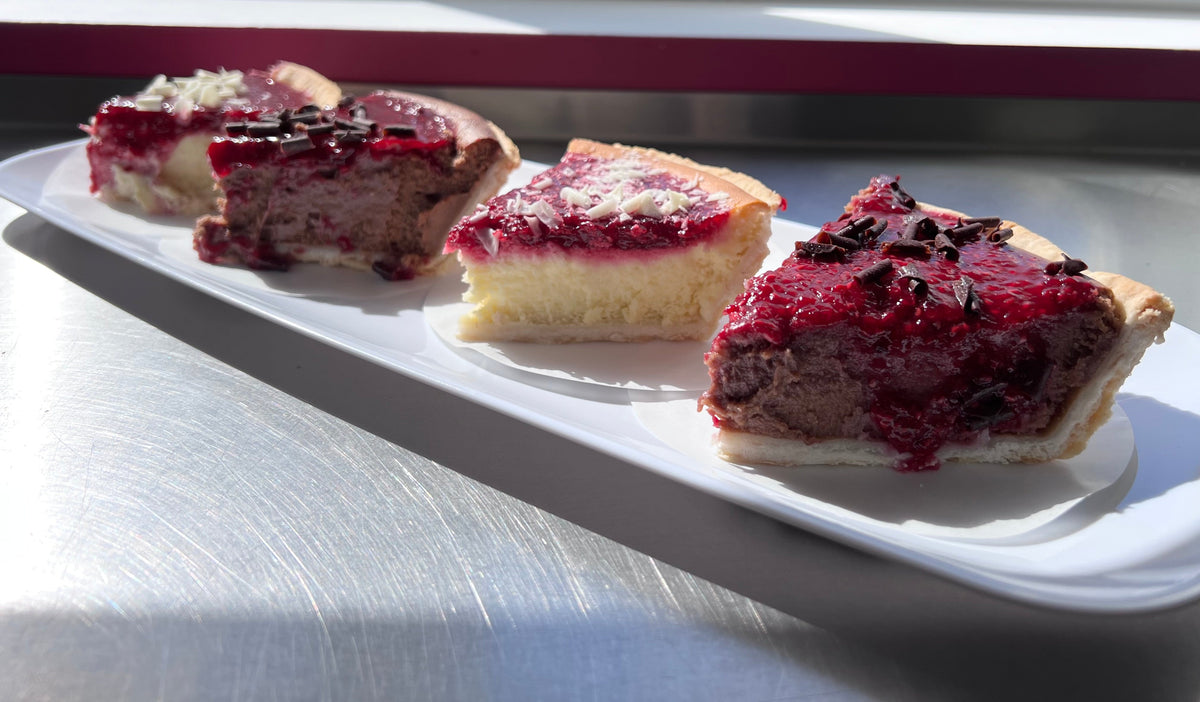 Tarte rouge au fromage à la crème et à la framboise (aussi offerte en version chocolat)