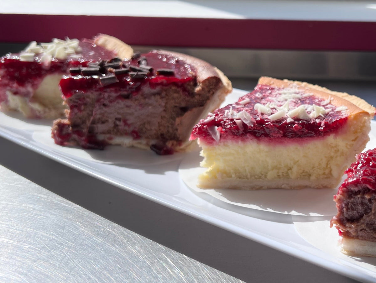 Tarte rouge au fromage à la crème et à la framboise (aussi offerte en version chocolat)